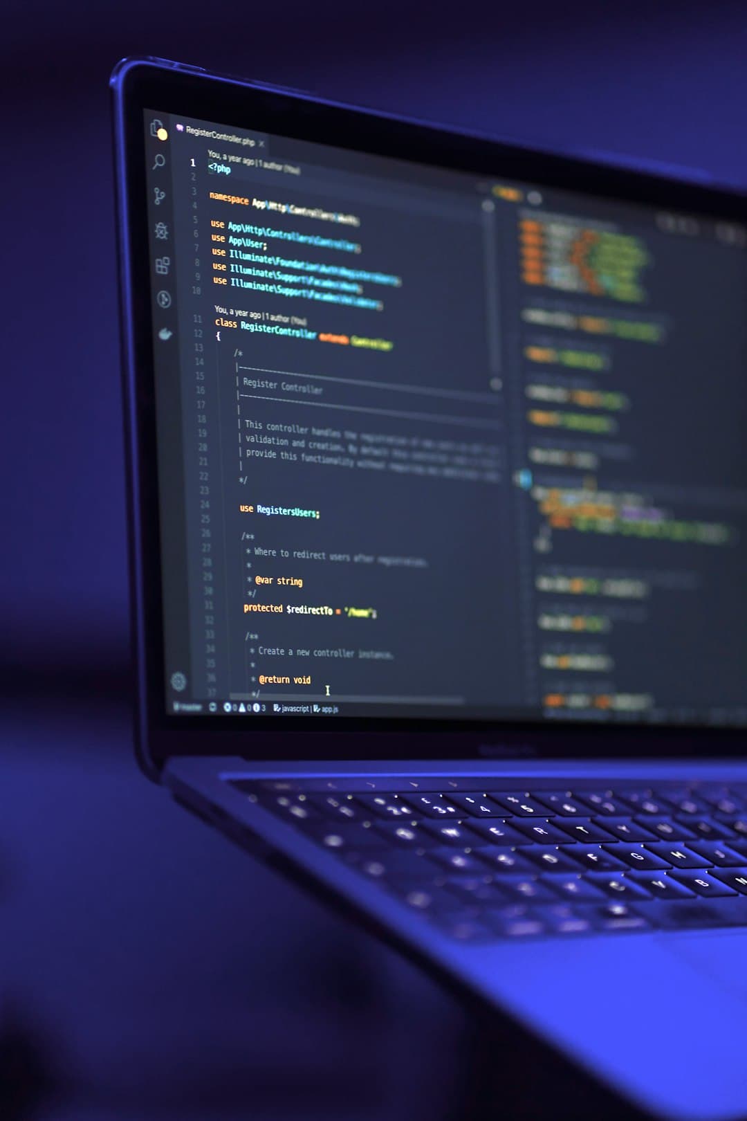 Desenvolvedor em frente a telas com codigo